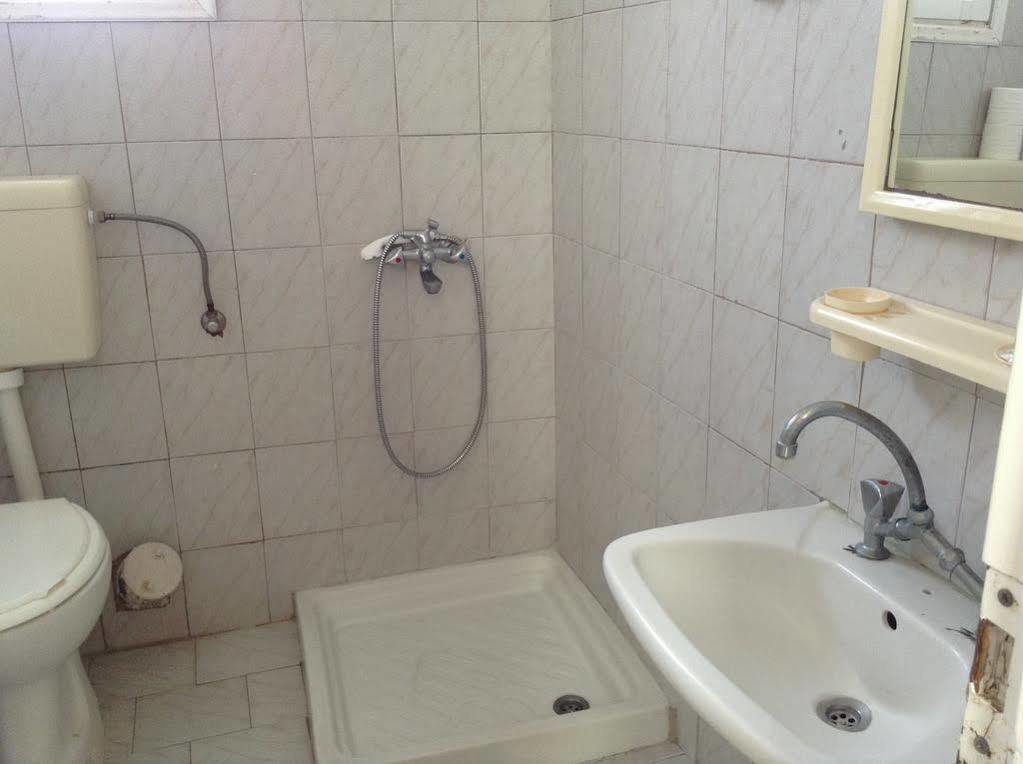 Rooms To Let Katerina & John'S Περίσσα Εξωτερικό φωτογραφία